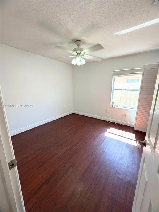 Activo con contrato: $774,000 (4 camas, 2 baños, 2256 Pies cuadrados)