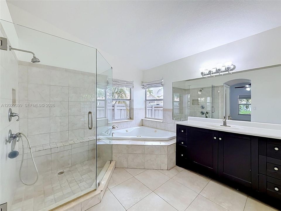 Activo con contrato: $774,000 (4 camas, 2 baños, 2256 Pies cuadrados)