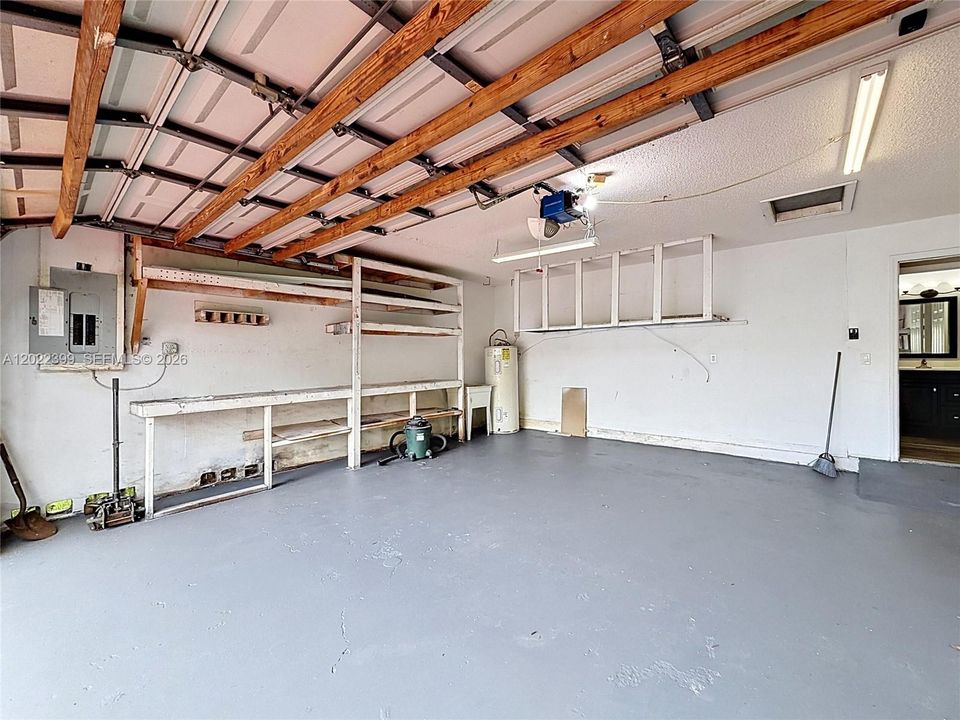 Activo con contrato: $774,000 (4 camas, 2 baños, 2256 Pies cuadrados)