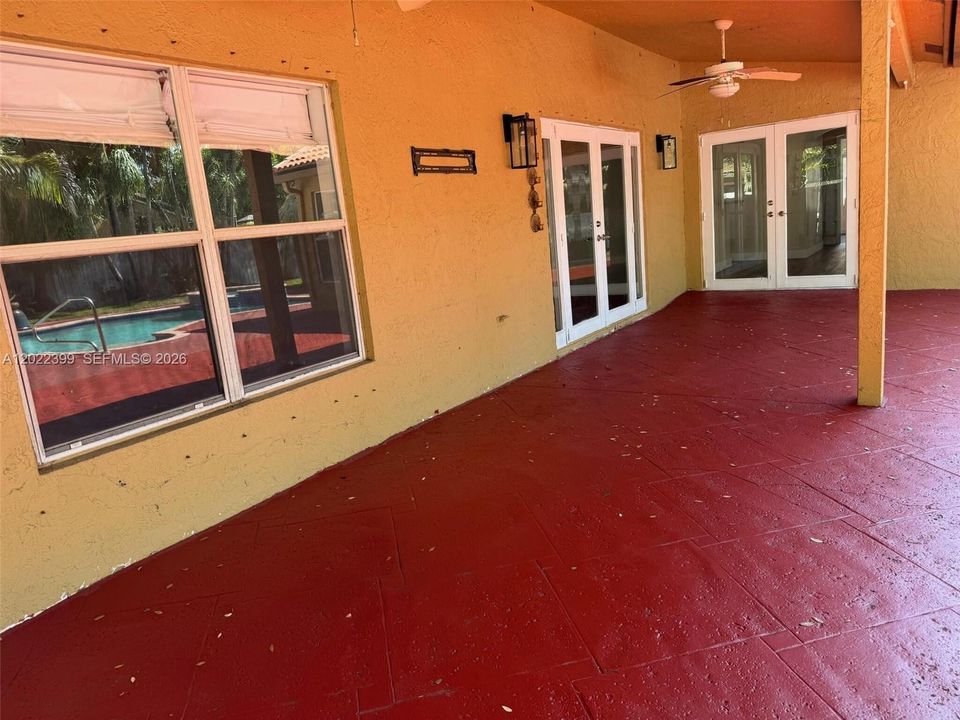 Activo con contrato: $774,000 (4 camas, 2 baños, 2256 Pies cuadrados)