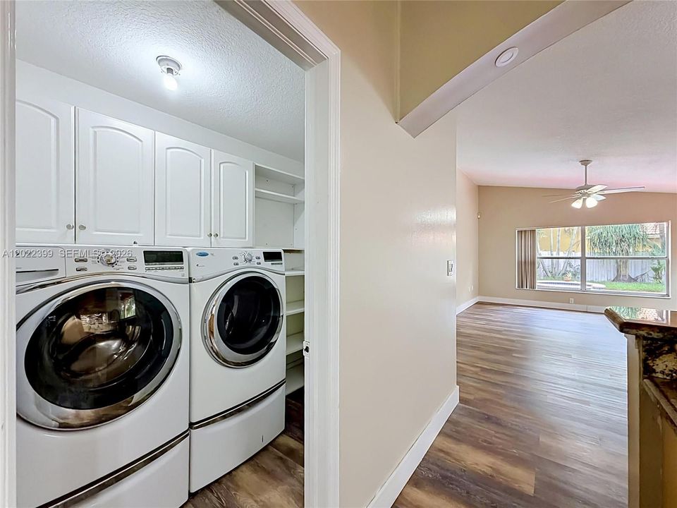 Activo con contrato: $774,000 (4 camas, 2 baños, 2256 Pies cuadrados)