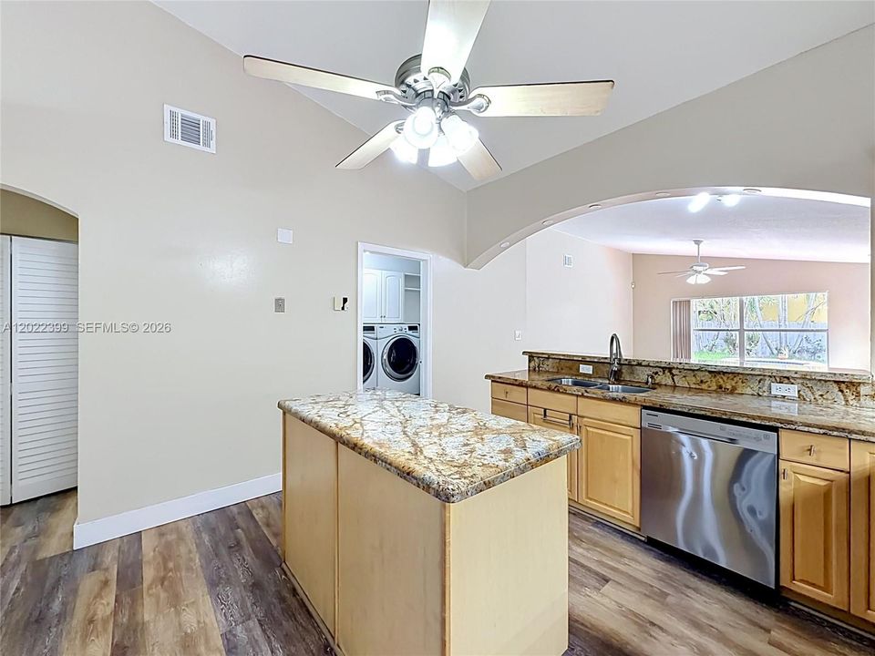 Activo con contrato: $774,000 (4 camas, 2 baños, 2256 Pies cuadrados)