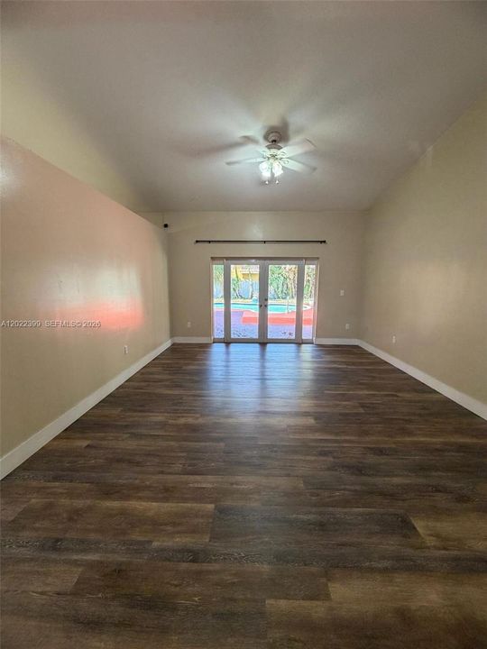 Activo con contrato: $774,000 (4 camas, 2 baños, 2256 Pies cuadrados)