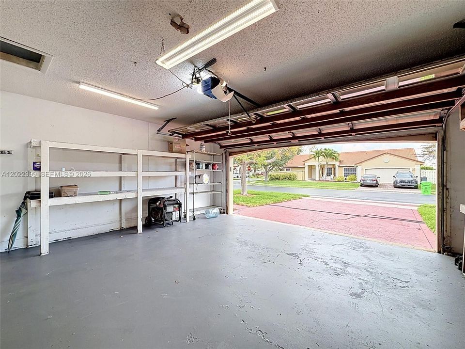 Activo con contrato: $774,000 (4 camas, 2 baños, 2256 Pies cuadrados)