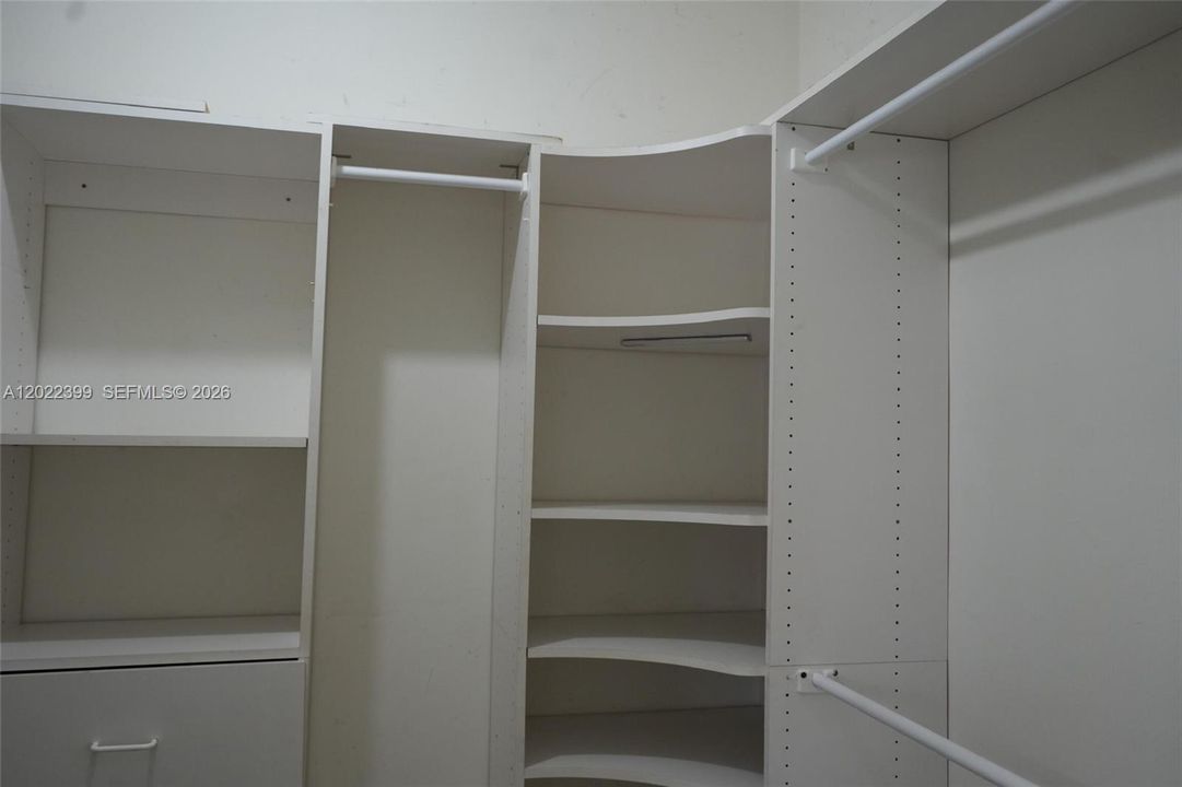 Activo con contrato: $774,000 (4 camas, 2 baños, 2256 Pies cuadrados)