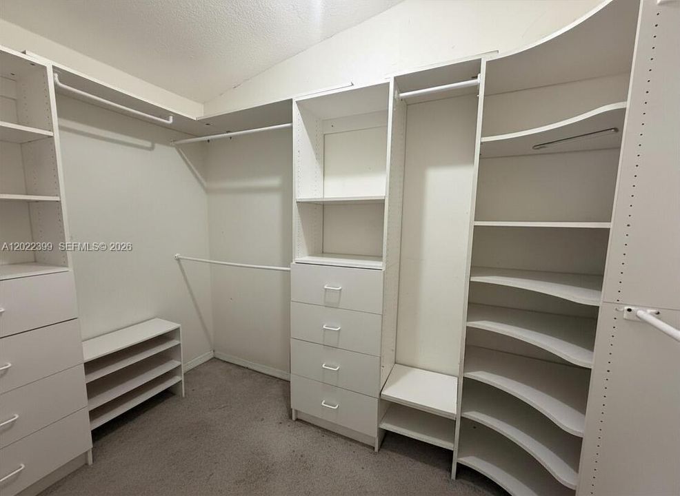Activo con contrato: $774,000 (4 camas, 2 baños, 2256 Pies cuadrados)