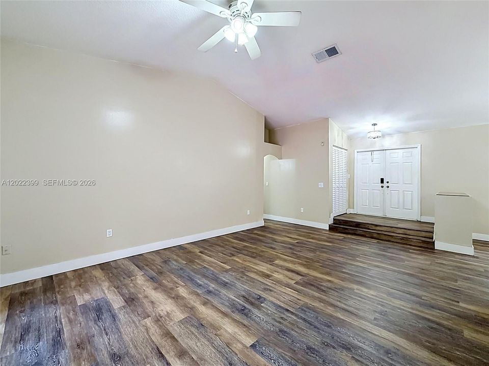 Activo con contrato: $774,000 (4 camas, 2 baños, 2256 Pies cuadrados)