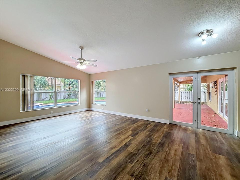 Activo con contrato: $774,000 (4 camas, 2 baños, 2256 Pies cuadrados)