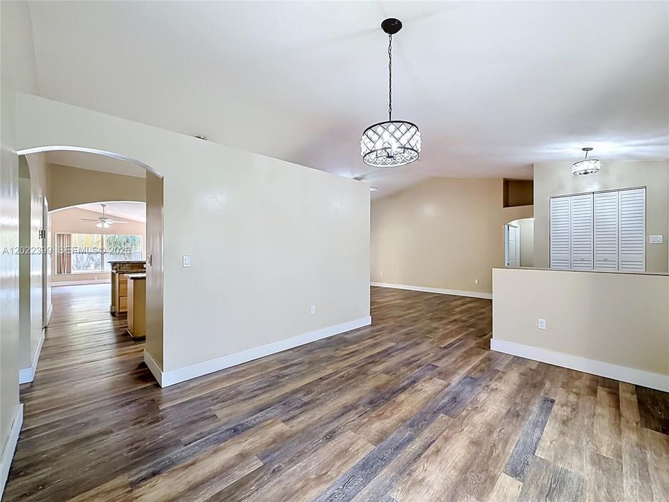 Activo con contrato: $774,000 (4 camas, 2 baños, 2256 Pies cuadrados)