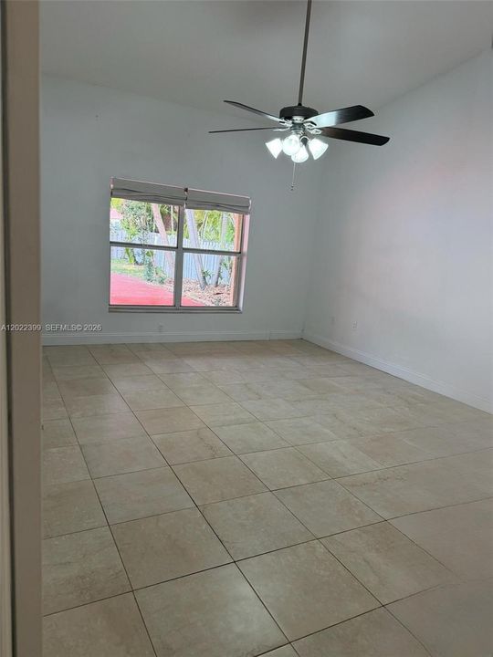 Activo con contrato: $774,000 (4 camas, 2 baños, 2256 Pies cuadrados)