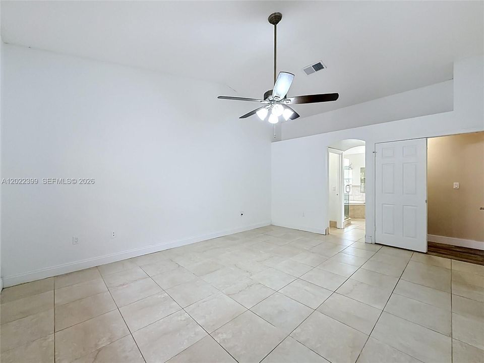 Activo con contrato: $774,000 (4 camas, 2 baños, 2256 Pies cuadrados)