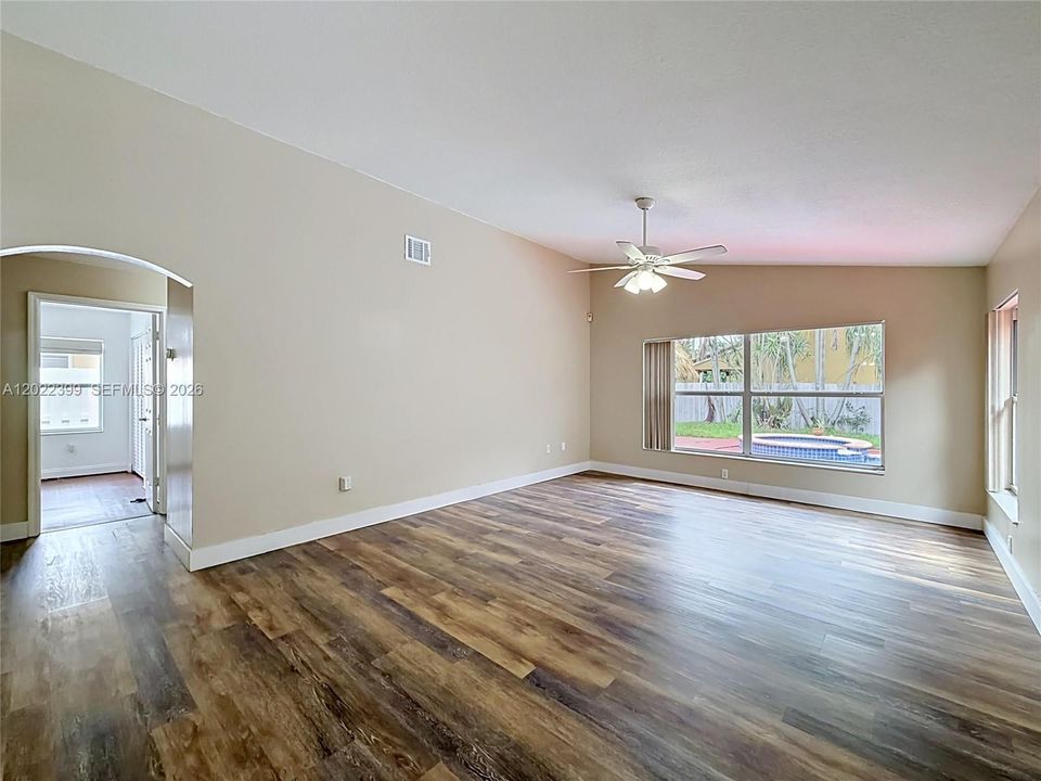 Activo con contrato: $774,000 (4 camas, 2 baños, 2256 Pies cuadrados)