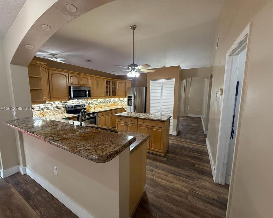 Activo con contrato: $774,000 (4 camas, 2 baños, 2256 Pies cuadrados)