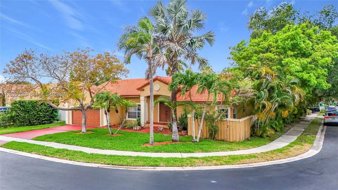 Activo con contrato: $774,000 (4 camas, 2 baños, 2256 Pies cuadrados)