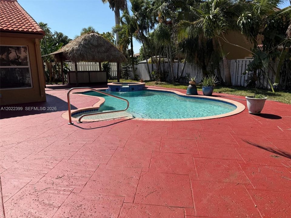 Activo con contrato: $774,000 (4 camas, 2 baños, 2256 Pies cuadrados)