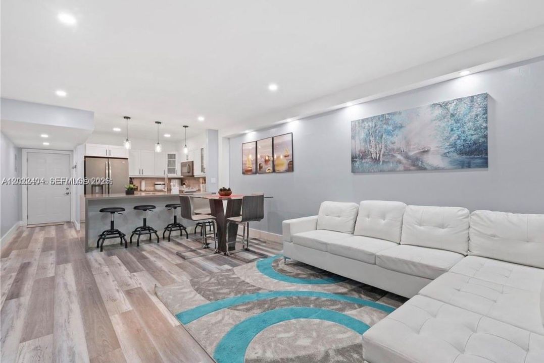 For Sale: $255,000 (2 beds, 2 baths, 900 Square Feet)