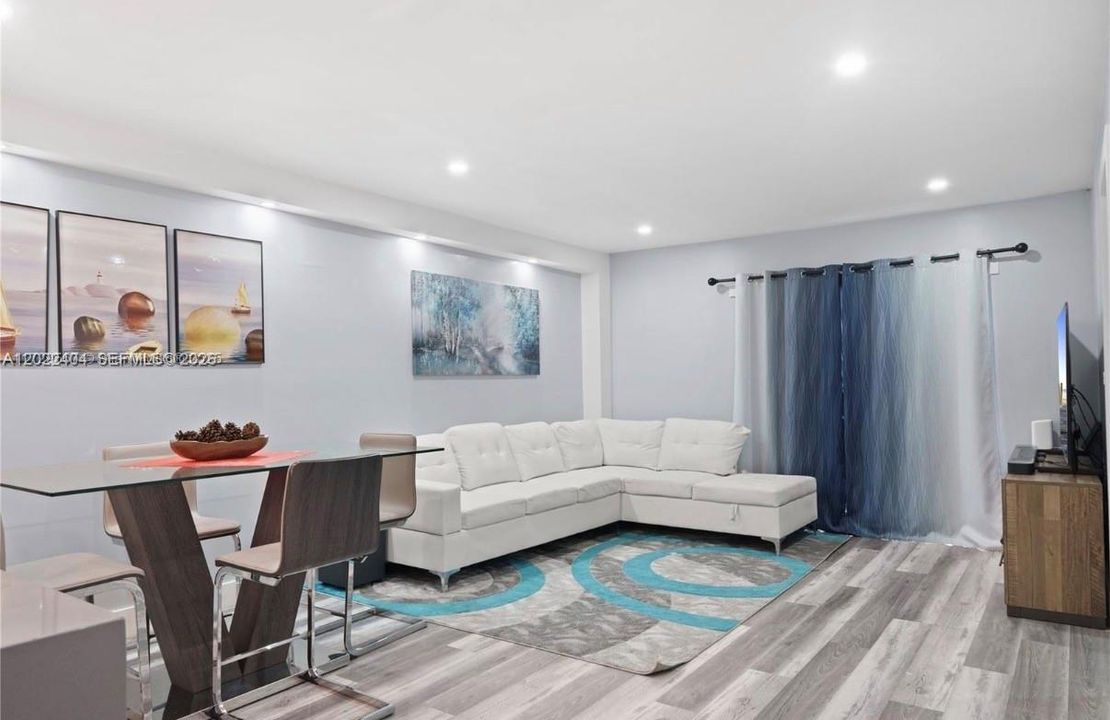 For Sale: $255,000 (2 beds, 2 baths, 900 Square Feet)