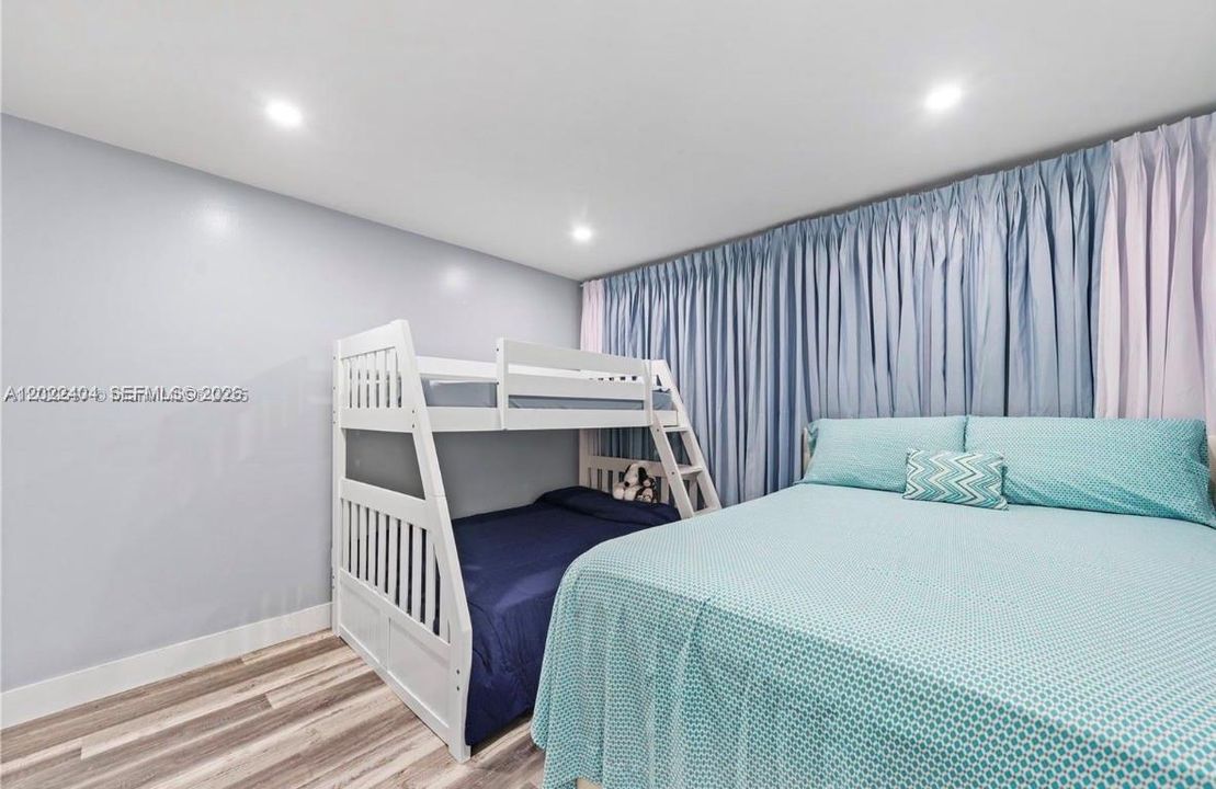 For Sale: $255,000 (2 beds, 2 baths, 900 Square Feet)