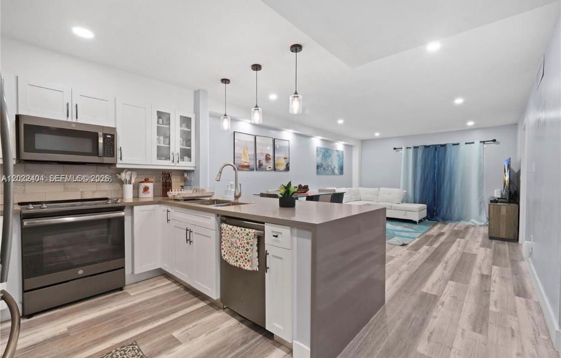For Sale: $255,000 (2 beds, 2 baths, 900 Square Feet)