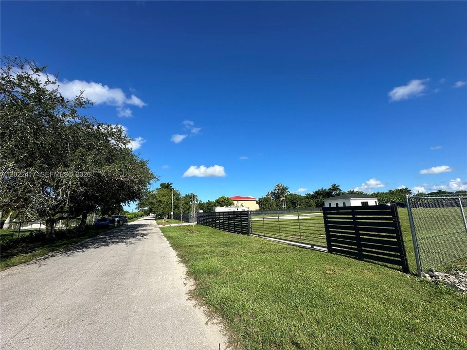 На продажу: $474,999 (1.35 acres)