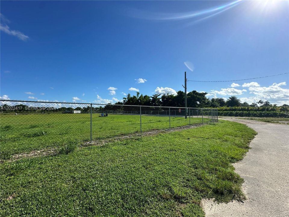 На продажу: $474,999 (1.35 acres)