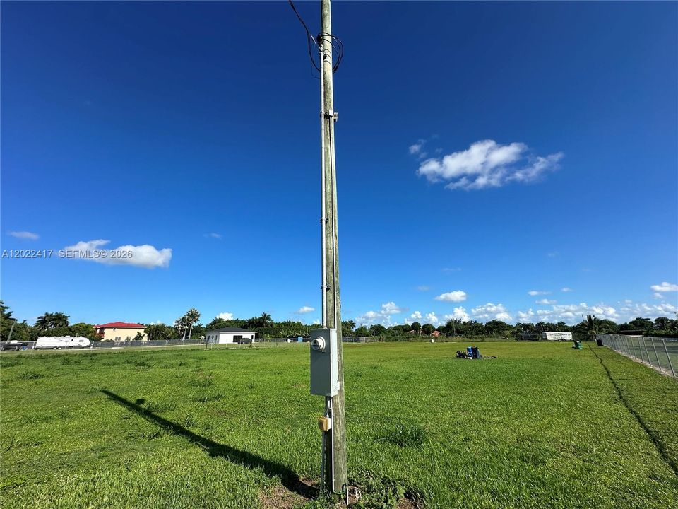 На продажу: $474,999 (1.35 acres)