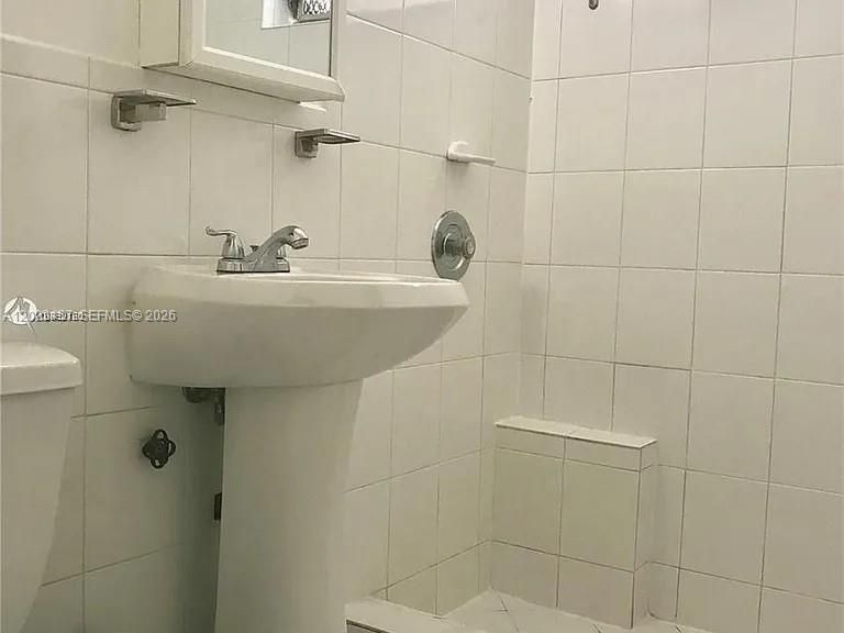 Active With Contract: $1,400 (0 beds, 1 baths, 406 Square Feet)