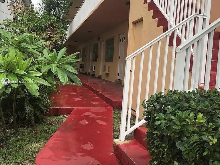 Active With Contract: $1,400 (0 beds, 1 baths, 406 Square Feet)