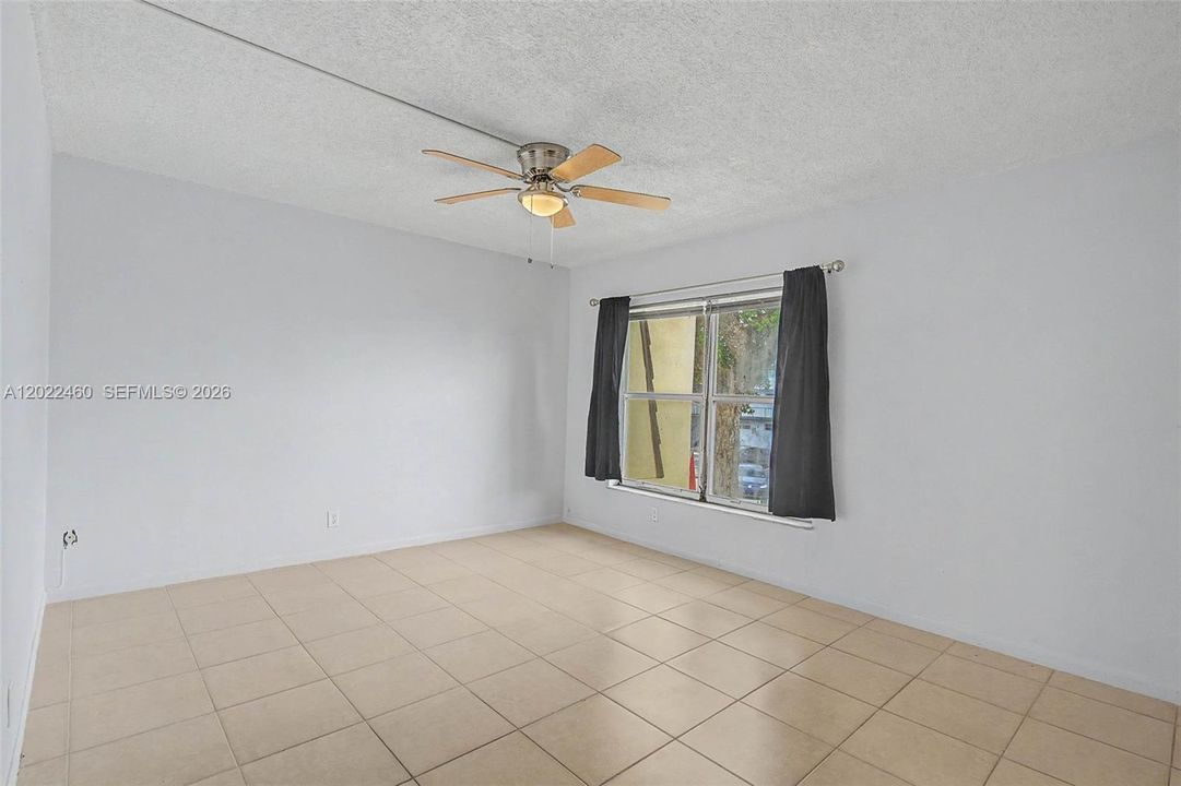 For Sale: $325,000 (3 beds, 1 baths, 1290 Square Feet)