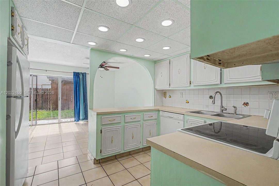 For Sale: $325,000 (3 beds, 1 baths, 1290 Square Feet)