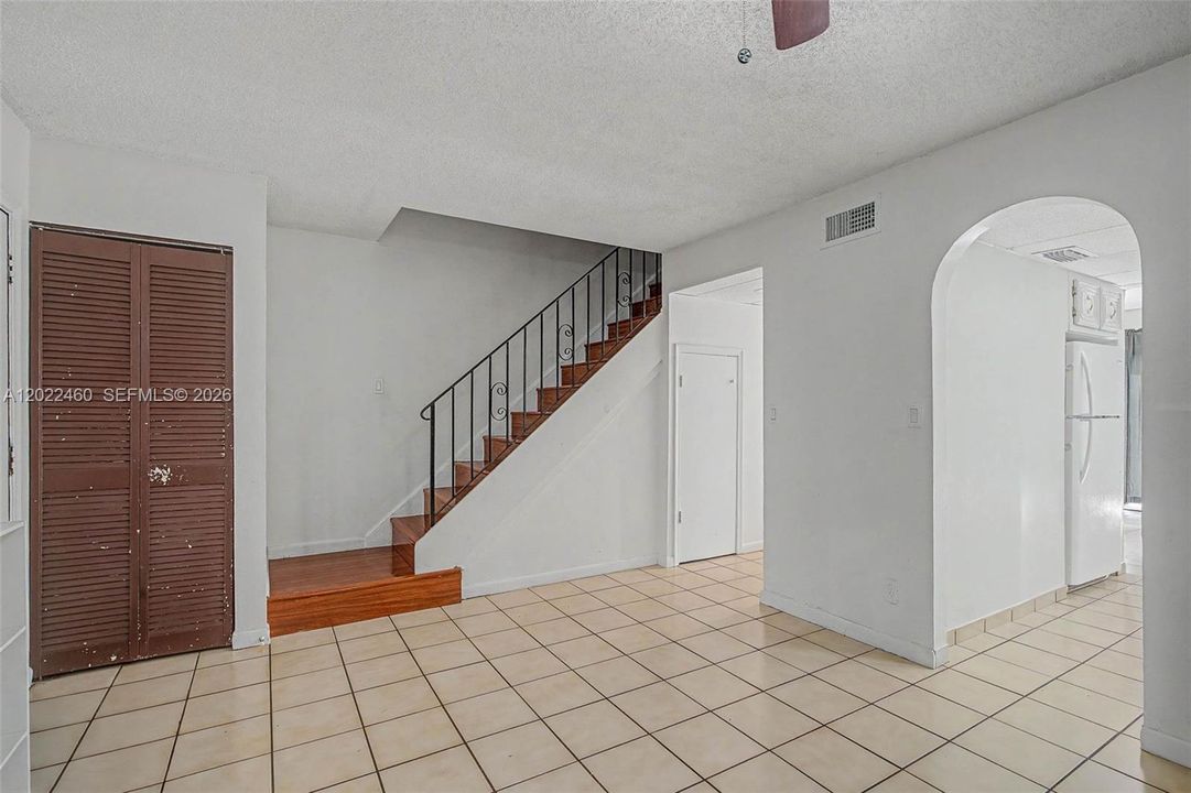 For Sale: $325,000 (3 beds, 1 baths, 1290 Square Feet)