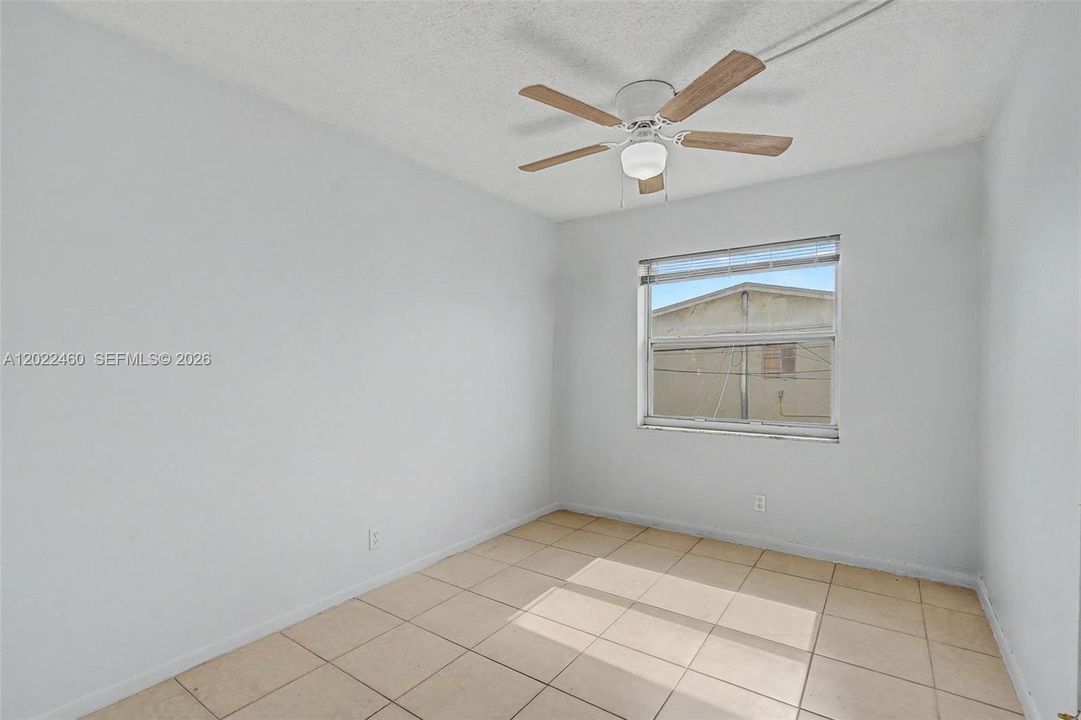For Sale: $325,000 (3 beds, 1 baths, 1290 Square Feet)