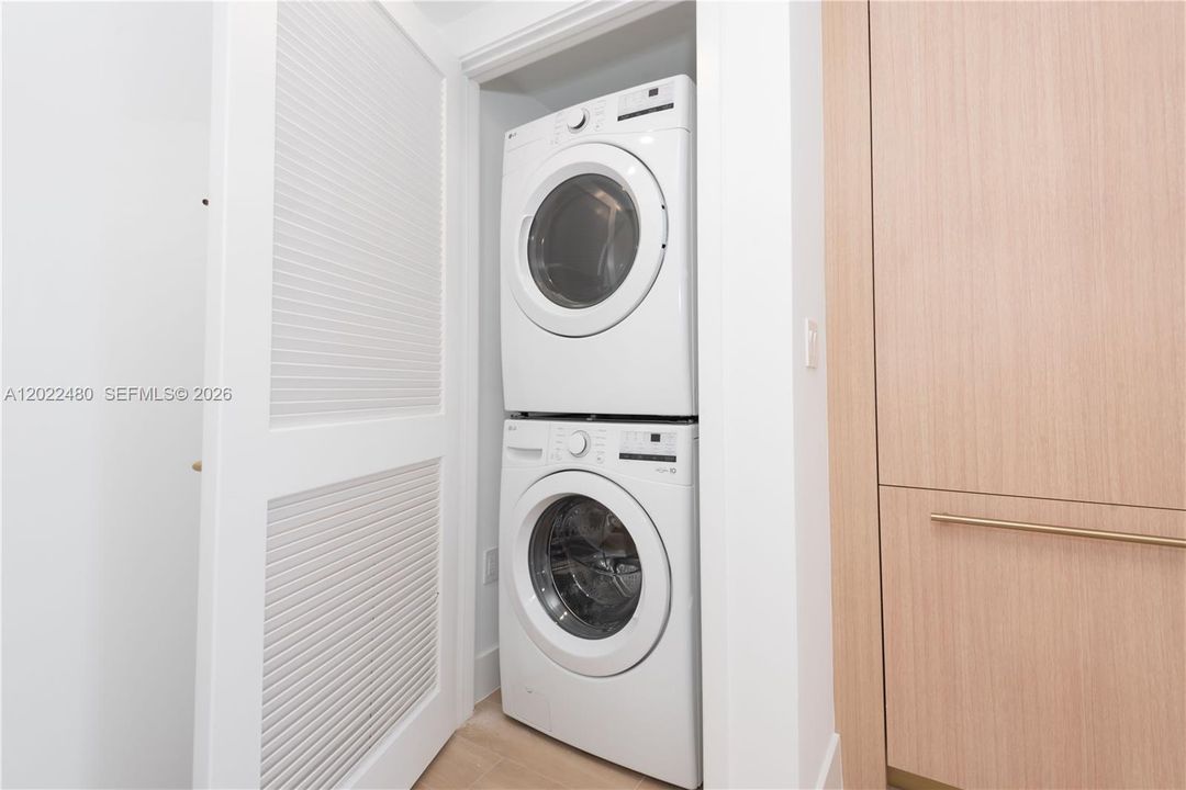 For Sale: $998,000 (1 beds, 1 baths, 1126 Square Feet)