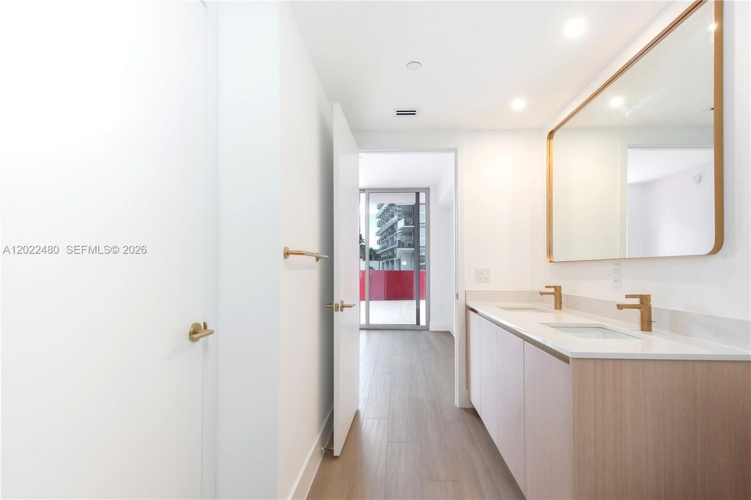 For Sale: $998,000 (1 beds, 1 baths, 1126 Square Feet)