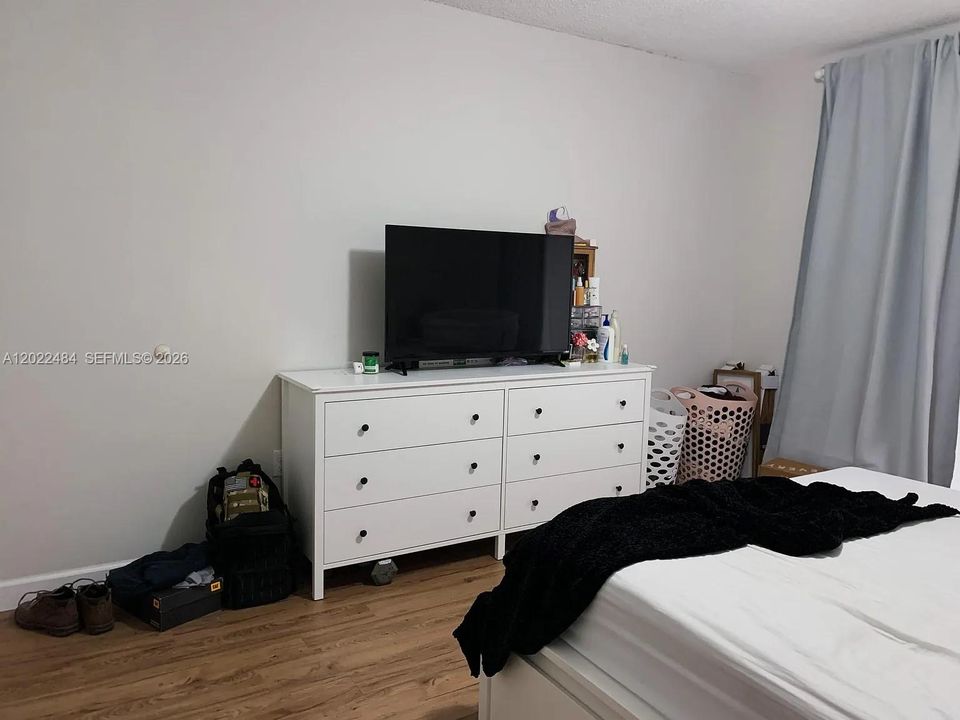 Под контрактом: $245,000 (2 спален, 1 ванн, 820 Квадратных фут)