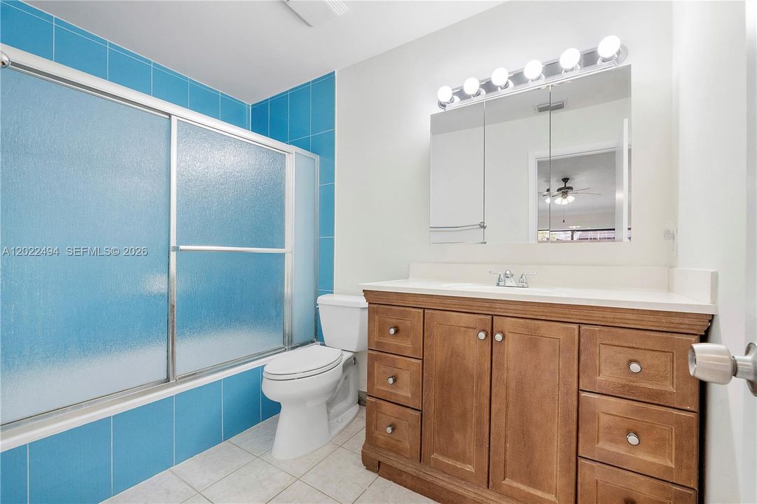 Activo con contrato: $373,999 (2 camas, 2 baños, 1196 Pies cuadrados)