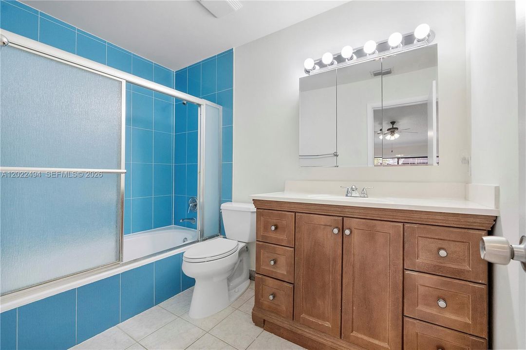 Activo con contrato: $373,999 (2 camas, 2 baños, 1196 Pies cuadrados)