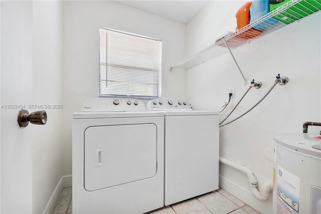 Activo con contrato: $373,999 (2 camas, 2 baños, 1196 Pies cuadrados)