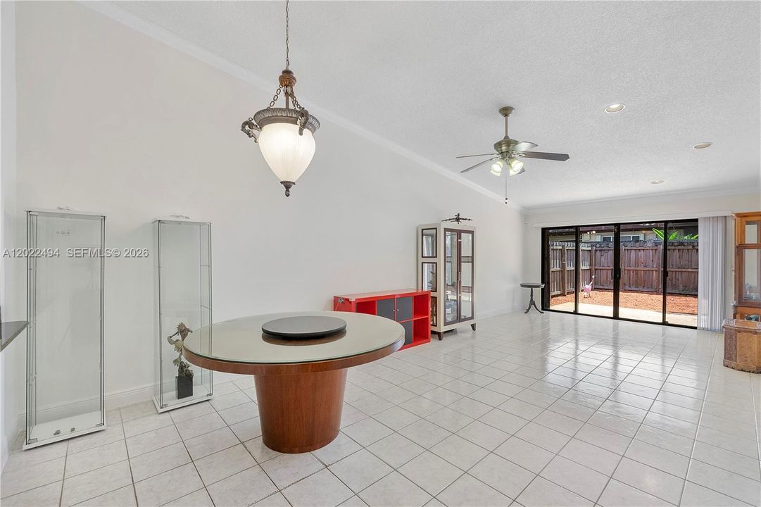 Activo con contrato: $373,999 (2 camas, 2 baños, 1196 Pies cuadrados)