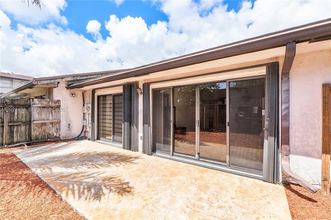 Activo con contrato: $373,999 (2 camas, 2 baños, 1196 Pies cuadrados)