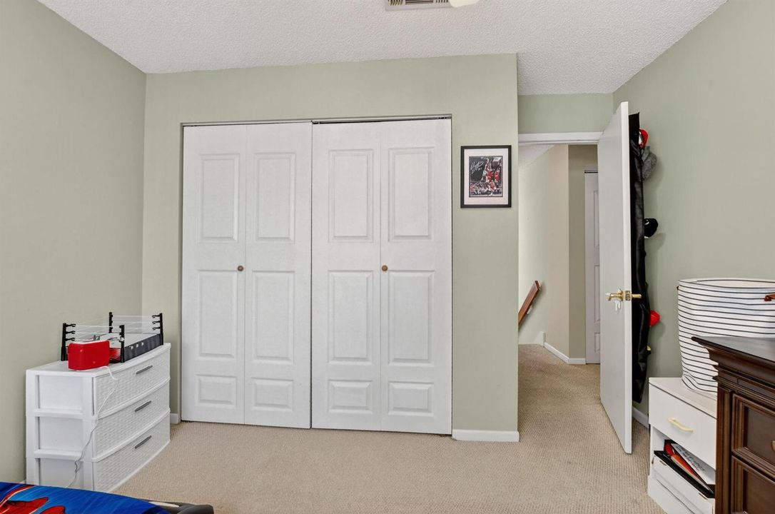 Guest Bed 1 Closet