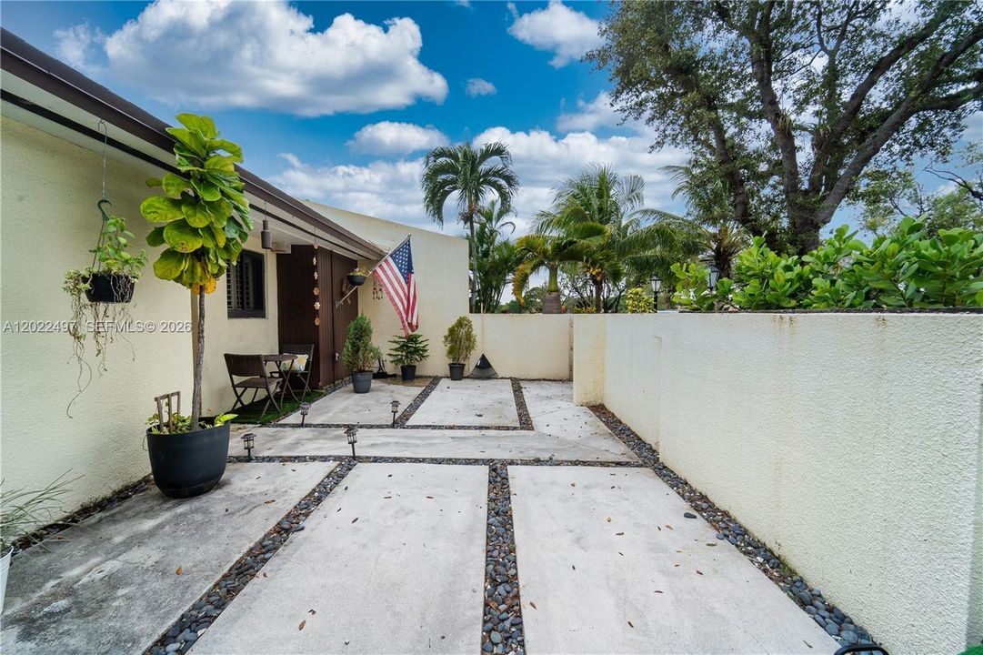 For Rent: $3,100 (3 beds, 2 baths, 1109 Square Feet)