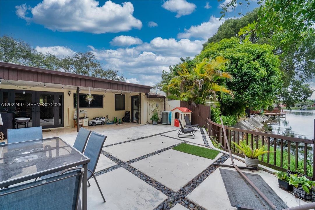 For Rent: $3,100 (3 beds, 2 baths, 1109 Square Feet)