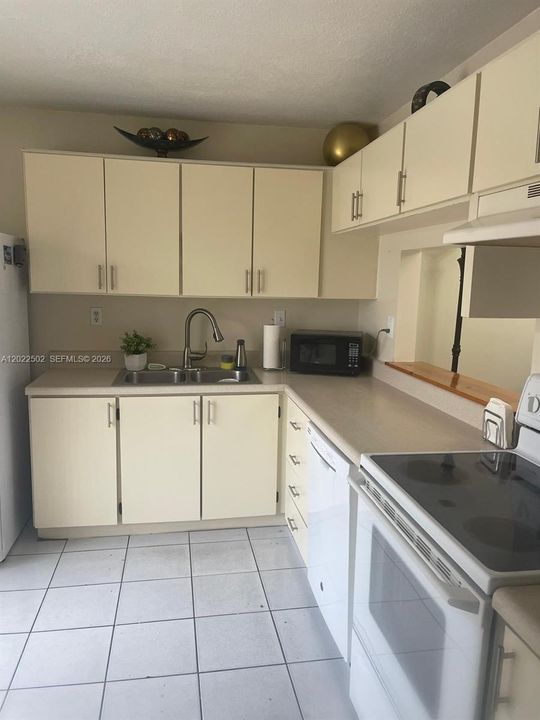 For Sale: $320,000 (2 beds, 2 baths, 1064 Square Feet)