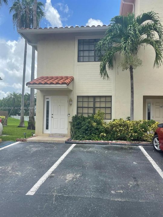 For Sale: $320,000 (2 beds, 2 baths, 1064 Square Feet)