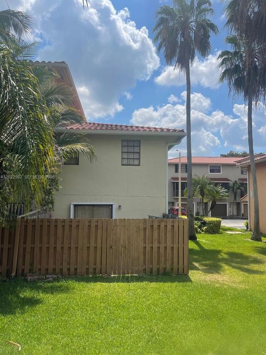 For Sale: $320,000 (2 beds, 2 baths, 1064 Square Feet)