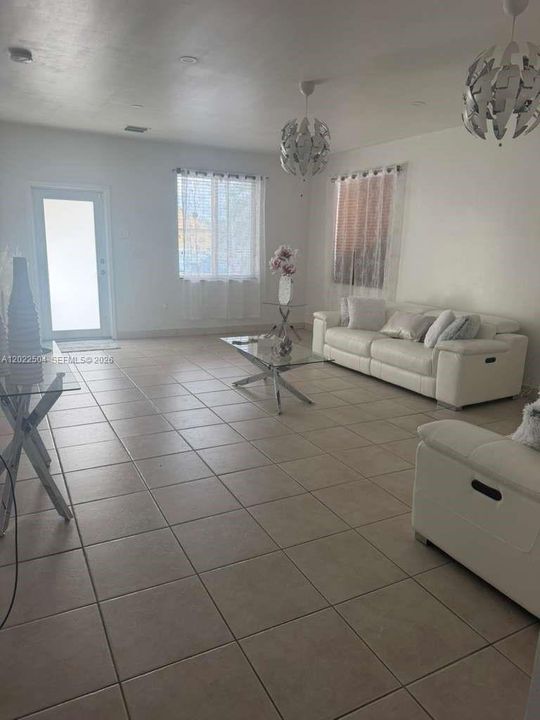 В аренду: $3,600 (3 спален, 2 ванн, 1454 Квадратных фут)