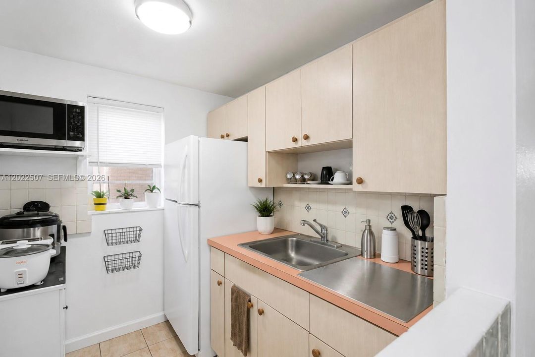 На продажу: $215,000 (1 спален, 1 ванн, 930 Квадратных фут)