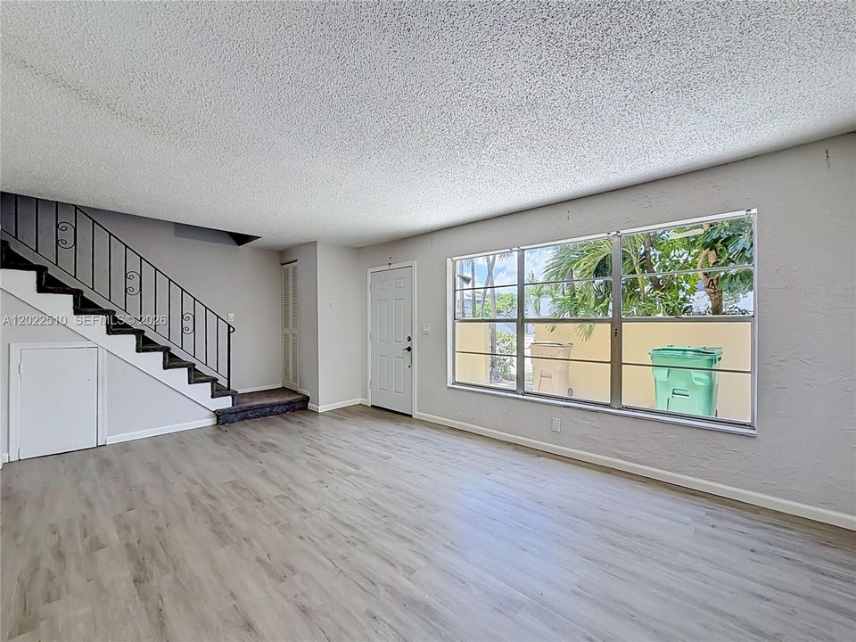 Activo con contrato: $300,000 (3 camas, 2 baños, 1365 Pies cuadrados)