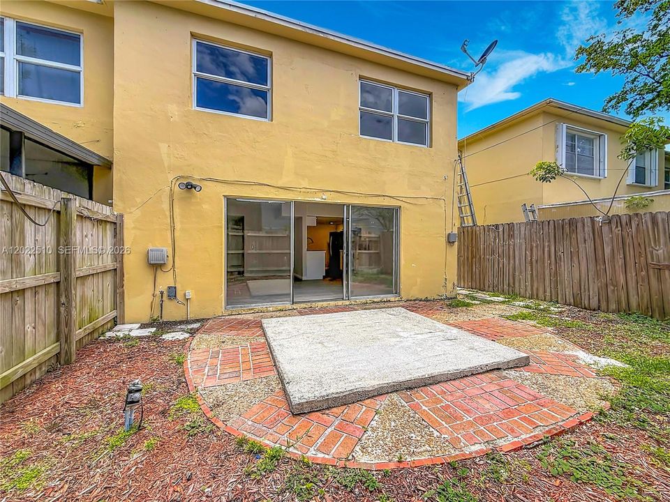 Activo con contrato: $300,000 (3 camas, 2 baños, 1365 Pies cuadrados)